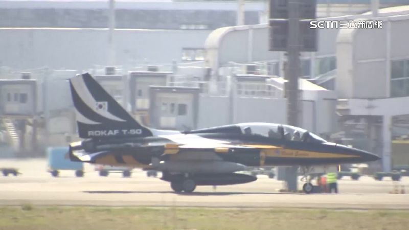 高雄,|南韓黑鷹表演隊過境小港　航空迷爭相卡位拍照 | 生活 | 三立新聞網  SETN.COM