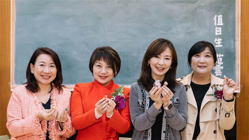 「萬老師」開課！教3女綠委捏袖珍玫瑰花