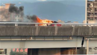 新／國1環北段火燒車　駕駛急閃路肩逃命