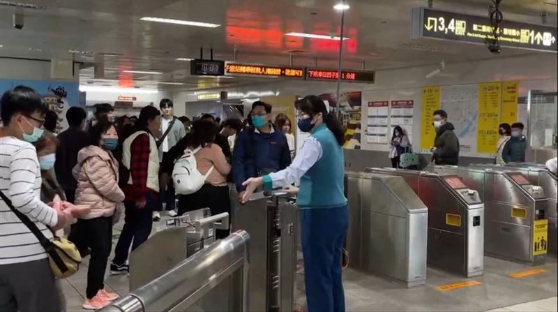 香港旅客出站時,信用卡授權出狀況,推託沒現金要出站提領;未料,頭也不回直接往出口去,企圖逃票,站務員見狀追了上去,反而被公審。 (示意圖/翻攝畫面)