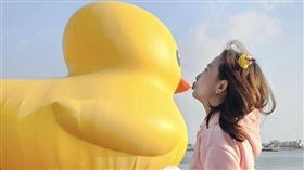 郭昱晴跟黃色小鴨合照（圖／翻攝自臉書）