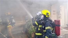 台南透天民宅火警 消防人員破門滅火台南市南區國華街一棟透天厝民宅1樓12日下午起火，消防人員到場後破門將火勢撲滅，隨後確認屋內無人沒有造成傷亡。（讀者提供）中央社記者楊思瑞台南傳真  113年2月12日