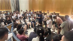 台灣民眾富國島旅遊被丟包近300名台灣旅客10日前往富國島旅遊，未料台灣組團社年代旅遊與地接社越南WInnER國際旅行社之間發生付款糾紛，旅客在12日遭到丟包。圖為台灣旅客聚集在飯店大廳和地接社人員溝通。（民眾提供）中央社記者陳家倫河內傳真  113年2月12日