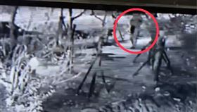 台南翁姓女子涉嫌殺嬰後將遺體丟在公園的沙坑內。（圖／翻攝畫面）