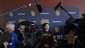 ▲松井裕樹以英文向採訪媒體自我介紹。（圖／美聯社／達志影像）