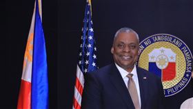 菲美防長通話 討論南海局勢中國海警向菲律賓海巡船照射雷射事件後，美國國防部長奧斯汀（左）與菲國代理防長加維斯（右）21日通電話，討論南海局勢。圖為奧斯汀2日在馬尼拉與加維斯會面。（菲律賓國防部提供）中央社記者陳妍君馬尼拉傳真  112年2月22日