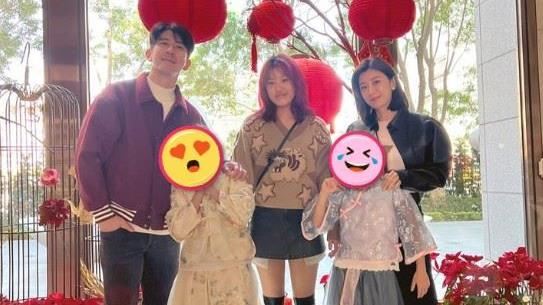 賈靜雯曬全家福　咘咘、波妞暴風式抽高