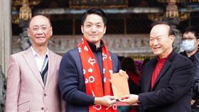 ▲蔣萬安初一龍山寺走春參拜(圖／台北市政府提供)