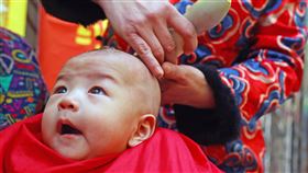 龍年到 中國生育率有望止跌回升中國連續兩年出現人口負成長，步入龍年，生育率有望止跌回升。除了疫情後的補償性結婚生育，華人向來有龍年生子、望子成龍的傳統觀念。圖為2023年2月21日，江西南昌，嬰兒接受「剃龍頭」。（中新社提供）中央社  113年2月13日