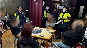 尾牙吃刈包還是賭局，警方當場逮捕賭客8人及負責人。（圖／翻攝畫面）