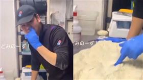 ▲日本尼崎店的員工惡搞披薩麵團。（圖／翻攝X／@roketdan2）