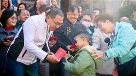 新的一年送上好兆頭，侯友宜將祝福滿滿的龍年福袋送到市民手上。（圖／新北市府提供）
