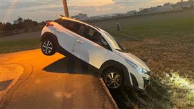 初四阿伯真的出事了！酒駕車墜田還怪導航（圖／翻攝畫面）