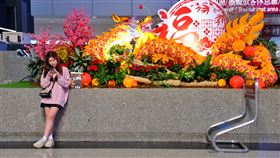 桃機打造年節氛圍  花卉與祥龍布置為了與中外旅客共享農曆春節喜悅，桃園國際機場公司以逾1200盆花卉植物結合年節素材打造春節布置，讓桃機充滿濃濃年節氛圍。中央社記者吳睿騏桃園機場攝  113年2月13日