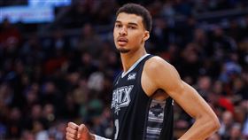 馬刺怪物狀元「斑馬」溫班亞馬（Victor Wembanyama）繳出得到27分、14籃板、10阻攻的超狂「火鍋大三元」表現。（圖／翻攝自NBA官方X）