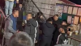 拜南投泡麵土地公　2派推擠爆肢體衝突（圖／翻攝黑色豪門企業）