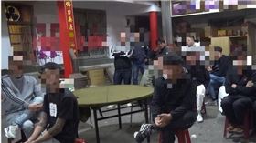 彰化縣北斗分局員警日前接獲情資，顯示有民眾公然在廟埕內聚賭。（圖／翻攝畫面）