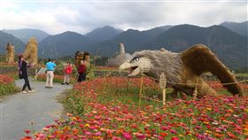花蓮富里稻草藝術季  花海景觀吸睛花蓮縣富里鄉稻草藝術季今年以「動物迷蹤．稻翼之歌」為主題，面積2公頃多，除了過去的大猩猩，還有20多隻稻草鳥類裝置藝術；此外園區種植波斯花及油菜花田，營造花海景觀。中央社記者李先鳳攝  113年2月13日