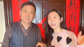 秋瓷炫和公公一起貼春聯。（圖／翻攝微博）