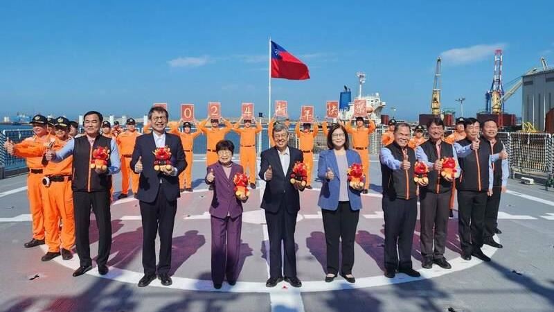 陳揆捧「龍娃」登新竹艦　讚海巡護我海疆