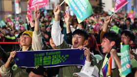 賴蕭配持續領先  競總開票之夜氣氛歡騰（3）2024總統大選持續開票，截至13日晚間7時35分，中選會數據顯示民進黨正副總統候選人賴清德、蕭美琴得票數已突破460萬、持續領先，賴蕭配競總開票之夜現場氣氛歡樂，支持者開心隨著音樂起舞。中央社記者王騰毅攝  113年1月13日