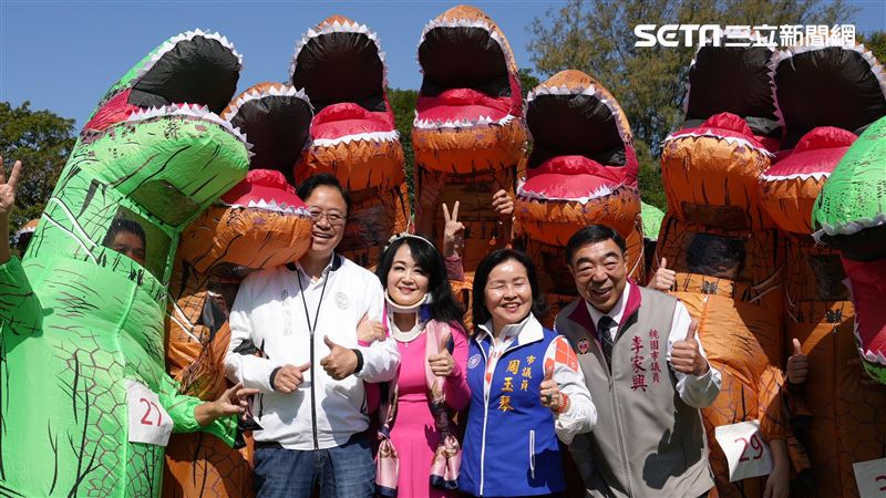 張善政埔心牧場走春　恐龍圍繞直呼超應景