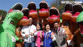 張善政埔心牧場走春　恐龍圍繞直呼超應景