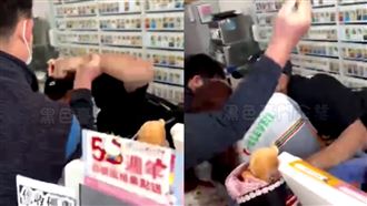 苗栗超商爆挾持！女店員遭黑衣男壓櫃檯