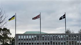 北約提升對俄警戒  英國持續力挺烏克蘭俄羅斯2022年2月全面侵略烏克蘭，戰事延續至今，北約各國陸續提升戰備，英國持續強力支援烏克蘭，烏克蘭國旗至今仍可見於不少公家機關和民用建築。圖為英格蘭康瓦爾（Cornwall）郡政府大樓。中央社記者陳韻聿倫敦攝  113年2月13日