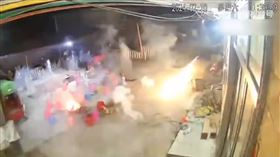 過年,放鞭炮,聚餐,吃火鍋,唱歌