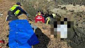 嘉義男子整理魚塭遭土石活埋。（嘉義縣消防局提供）
