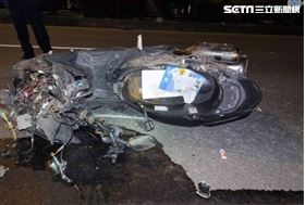 騎士趕上晚班離奇自撞貨車　車毀頭破亡（圖／翻攝畫面）