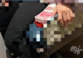 10歲女秀10年壓歲錢！這一疊=5上班族年薪（圖／翻攝微博）