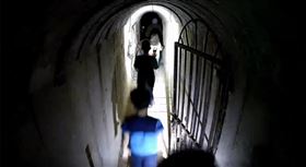 開戰後哈瑪斯領導人影像首曝光！以色列公布「辛瓦攜妻兒鑽地道落跑片」，指出從地道離開者包括辛瓦與其妻子、3名兒女。（圖／翻攝自以色列國防軍（IDF）X平台）