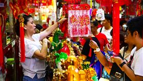 農曆春節 菲律賓民眾中國城選購開運飾物許多菲律賓民眾春節期間到中國城販售春聯和開運飾物的店家挑選擺件和佩飾，並請風水師父指點如何提升新年運勢，為當地店家創造不小商機。中央社特約記者Edward Bungubung攝 113年2月13日