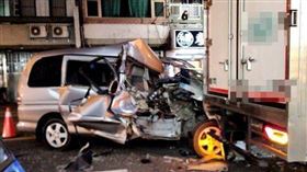 苗栗市為公路一處超商前發生碰撞車禍，現場一輛廂型車右半部車身當場爛毀變形。（圖／翻攝畫面）