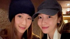 ▲Jessica（鄭秀妍）和Krystal（鄭秀晶）。（圖／翻攝自微博）