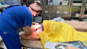 ▲65歲黃姓男子和27歲郭姓男子排隊等吃丸龜製麵時，因排隊問題大打出手，黃男頭部、膝蓋受傷送醫。事後雙方皆互相提告。（圖／翻攝自Gengs of Tain Mu天母幫臉書社團）