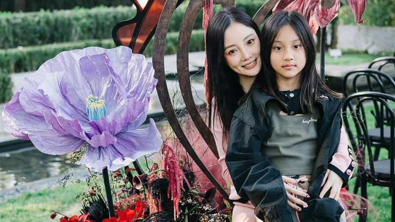 金馬影后11歲女挨批炫富！狂秀一疊壓歲錢