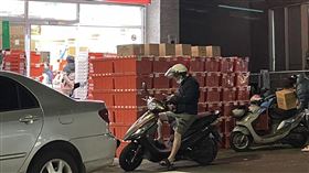 包裹炸出店外（圖／翻攝自臉書路上觀察學院）