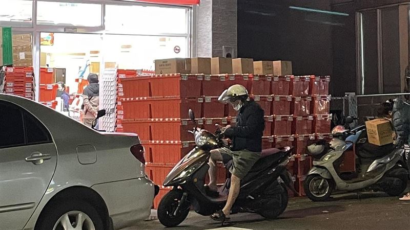 物流箱滿到堆店外！他愣：台灣經濟哪差？