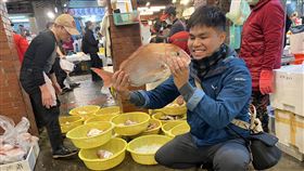 海大生推廣食魚教育發行電子書來自屏東的吳尚澤（前右），在就讀國立台灣海洋大學時休學赴日學習，回台後為推廣食魚教育，走訪基隆市崁仔頂魚市，在市府協助下完成電子書「崁仔頂魚市場解析」，描繪魚貨買賣流程與規則。中央社記者王朝鈺攝  113年2月14日