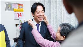 賴清德祕訪屏東92歲超級賴粉黃阿嬤。圖：民進黨提供