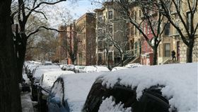 冬季風暴襲擊  紐約降雪成為銀白世界冬季風暴13日襲擊美國東北地區，紐約市迎接2年多來最強降雪，成為銀白世界。圖為布魯克林一處社區停靠路邊的車輛積雪。中央社記者尹俊傑紐約攝  113年2月14日