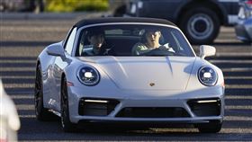 ▲大谷翔平開著經典保時捷911跑車來到春訓營。（圖／美聯社／達志影像）