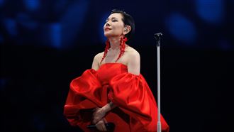 張清芳情人節爆喜訊　牽18歲鮮肉赴演唱會