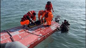 中國大陸籍漁船越界捕魚遭海巡署追捕驅離，過程中翻船，4人落海2人身亡。（圖／翻攝畫面）