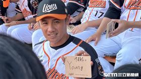 統一獅隊老將陳鏞基寫下年度目標是「Young」。（圖／記者蔡厚瑄攝影）