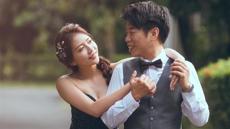 他合照小鴨批謝國樑 貼太座美照譴責自己