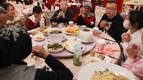 農曆除夕　親友團聚吃年夜飯（2）每年除夕夜依照習俗家家戶戶都會團聚一同享用年夜飯，9日晚間台北西門町商圈知名餐廳內民眾開心團圓用餐，邊吃飯邊話家常，拱手互祝新年快樂。中央社記者謝佳璋攝　113年2月9日